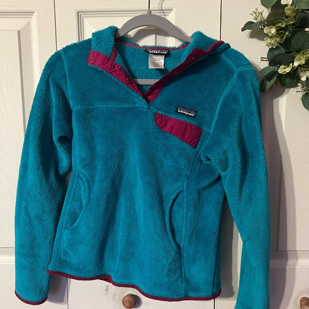 Patagonia Women’s Teal and Pink Fleece Pullover Hoodie